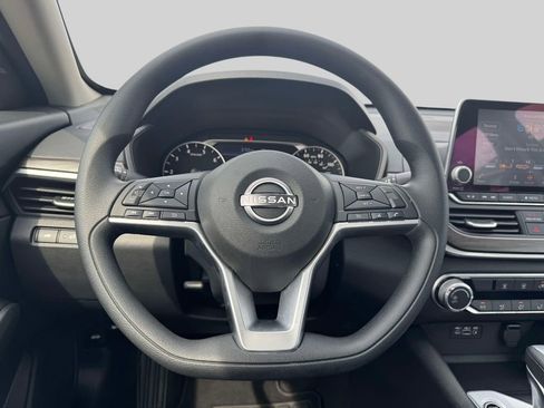 Used 2025 Nissan Altima 2.5 SV FWD image 13