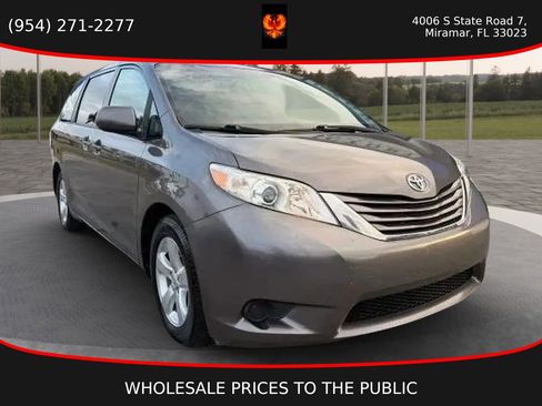 Used 2016 Toyota Sienna LE image 3