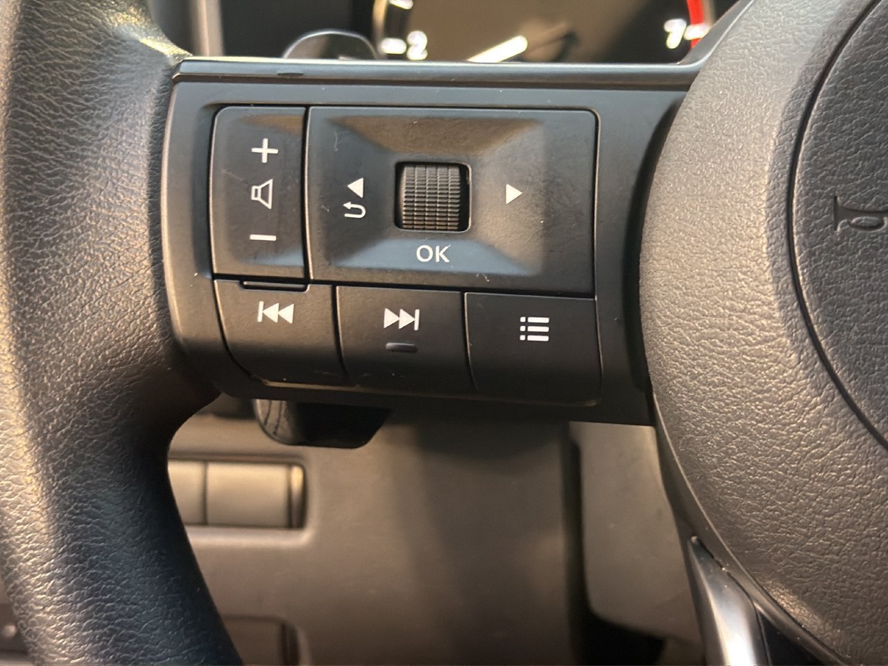 Used 2024 Nissan Rogue SV FWD image 22