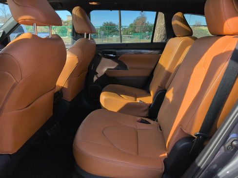 Used 2020 Toyota Highlander Platinum image 9