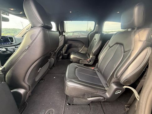 Used 2025 Chrysler Pacifica Select FWD image 5