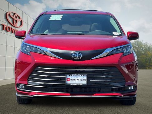Certified 2026 Toyota Sienna XLE FWD image 8