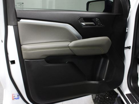 Used 2025 Chevrolet Colorado ZR2 w/ Technology Package AWD/4WD image 11