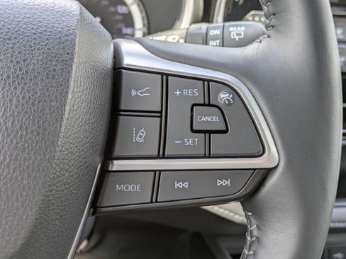 Used 2022 Toyota Highlander XSE AWD/4WD image 25