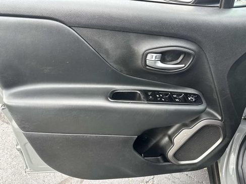 Used 2022 Jeep Renegade Latitude w/ Convenience Group AWD/4WD image 8