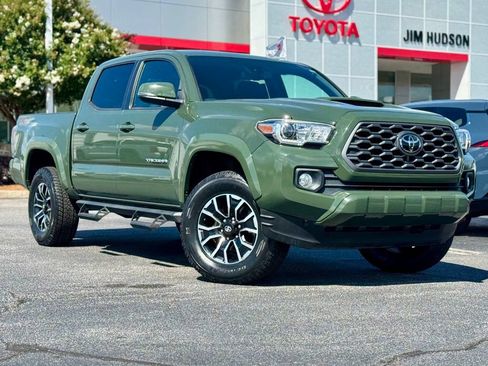 Used 2022 Toyota Tacoma TRD Sport w/ Technology Package RWD image 2