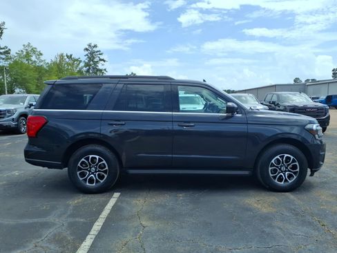 Used 2024 Ford Expedition XLT AWD/4WD image 3
