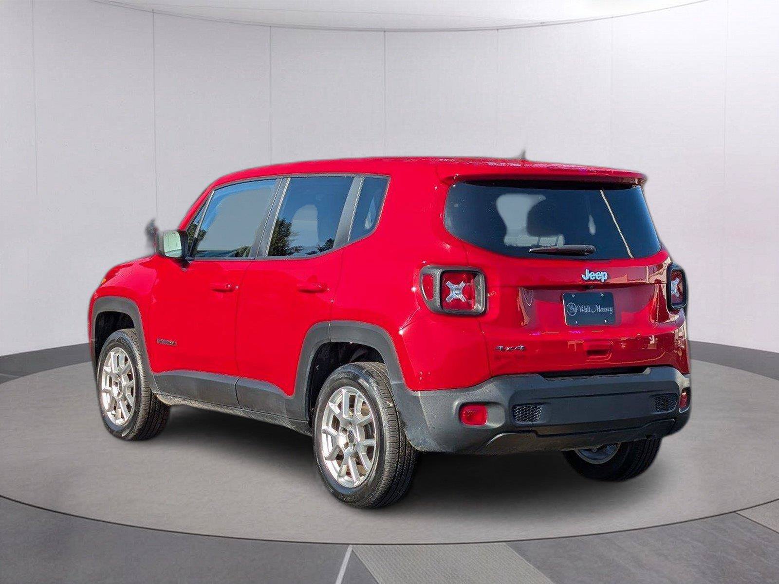 Used 2023 Jeep Renegade Latitude AWD/4WD image 3