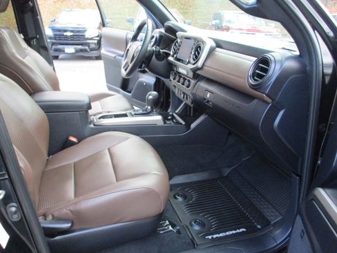 Used 2020 Toyota Tacoma Limited image 15