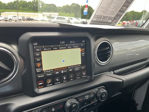 Used 2021 Jeep Wrangler Unlimited Sahara AWD/4WD image 9