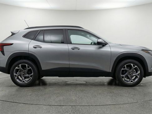 Used 2025 Chevrolet Trax LT w/ LT Convenience Package FWD image 11