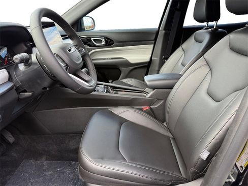 New 2025 Jeep Compass Limited image 9