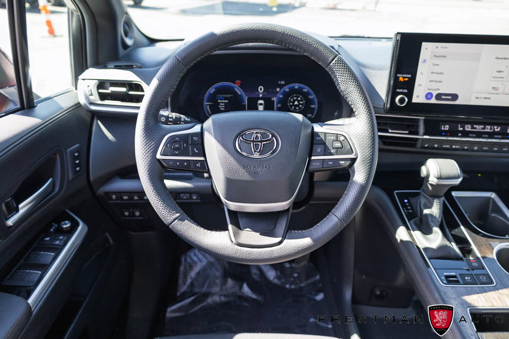 Used 2025 Toyota Sienna Platinum AWD/4WD image 2