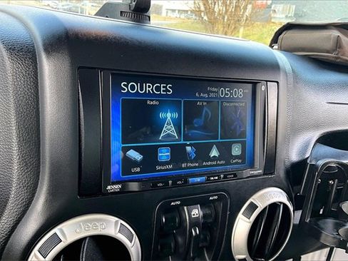 Used 2018 Jeep Wrangler Unlimited Sahara w/ Connectivity Group image 21