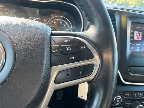 Used 2019 Jeep Cherokee Latitude w/ Cold Weather Group AWD/4WD image 22
