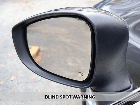Used 2023 Chrysler Pacifica Touring-L FWD image 4