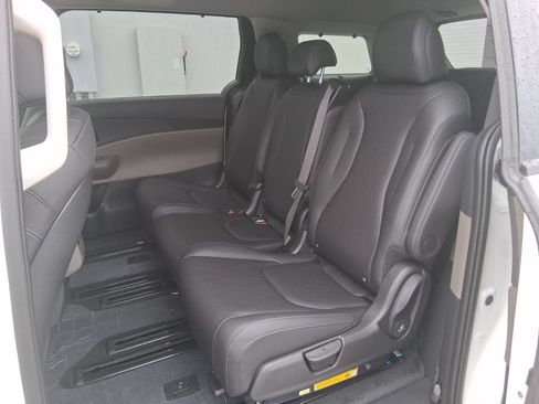 New 2026 Kia Carnival EX FWD image 21