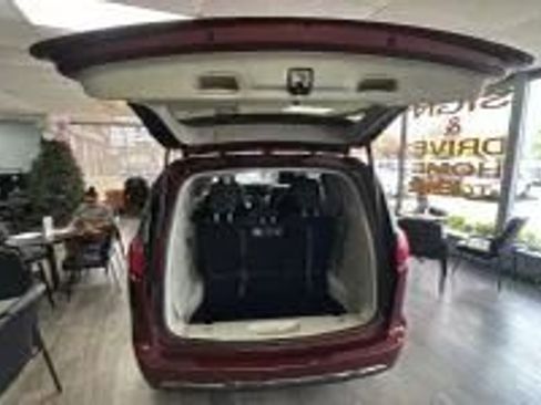 Used 2020 Chrysler Pacifica Touring-L FWD image 13
