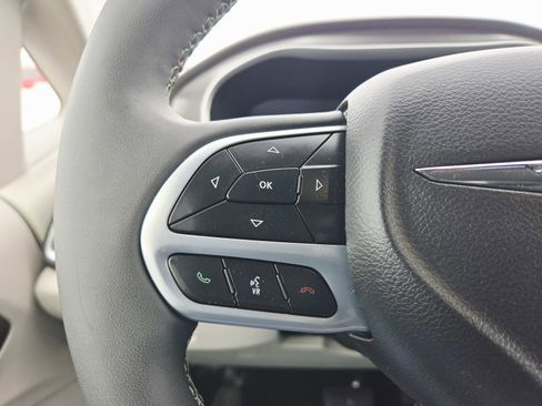 Used 2024 Chrysler Pacifica Touring-L image 23