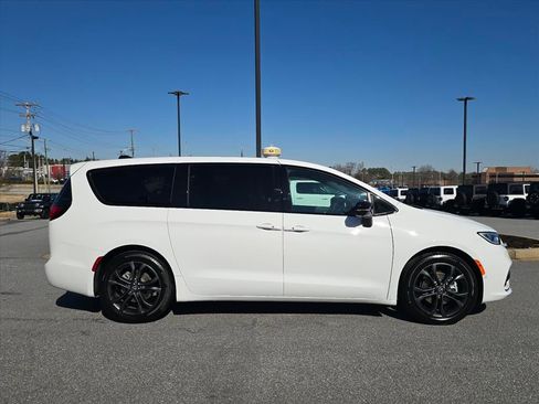 New 2026 Chrysler Pacifica Select image 2