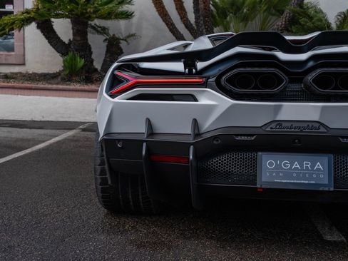 Used 2025 Lamborghini Revuelto image 31