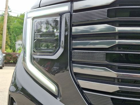 Used 2023 GMC Sierra 1500 AT4 w/ Technology Package AWD/4WD image 28