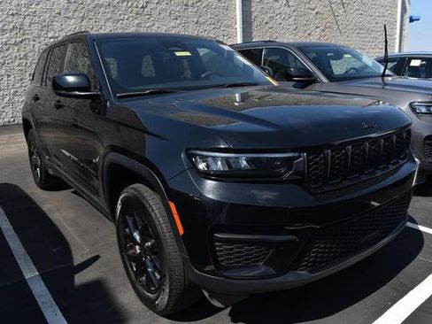 Used 2024 Jeep Grand Cherokee Altitude image 4