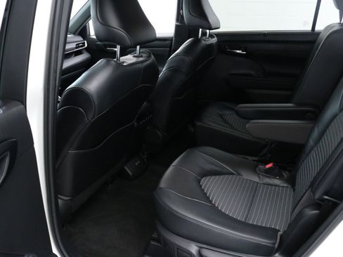 Used 2023 Toyota Highlander L image 25