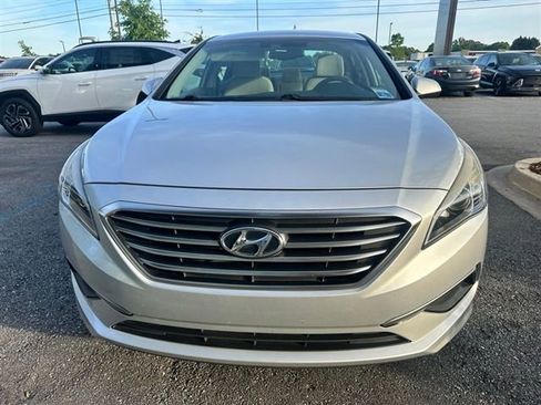 Used 2016 Hyundai Sonata SE FWD image 2