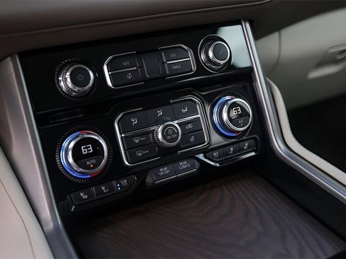 Used 2024 GMC Yukon Denali w/ Denali Reserve Package image 23