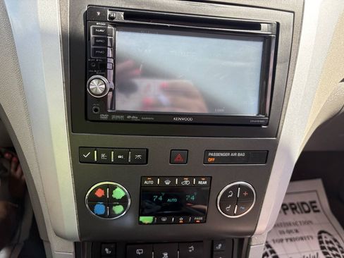 Used 2009 Chevrolet Traverse LT FWD image 25