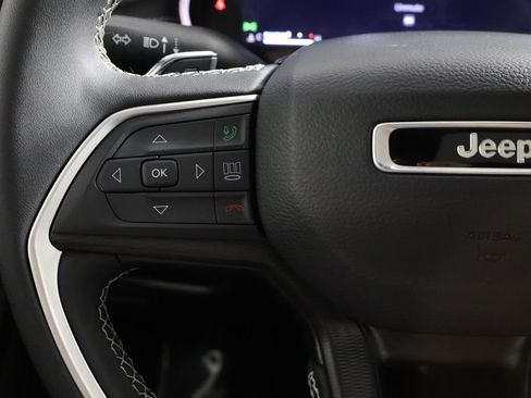 Used 2024 Jeep Grand Cherokee Laredo X RWD image 8