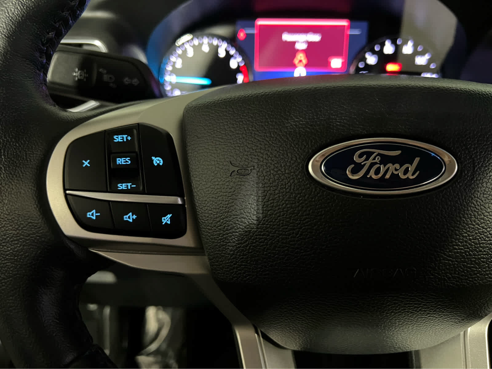 Used 2022 Ford Explorer XLT w/ Equipment Group 202A AWD/4WD image 17