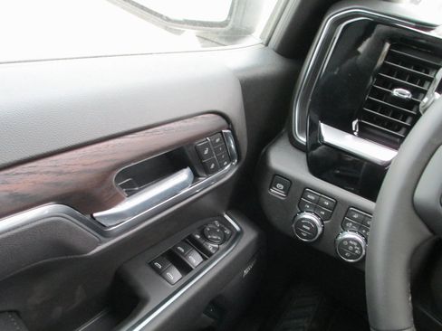 New 2026 GMC Sierra 1500 SLT w/ SLT Convenience Package image 19