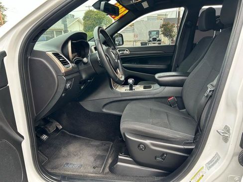 Used 2015 Jeep Grand Cherokee Laredo w/ Quick Order Package 23E RWD image 6