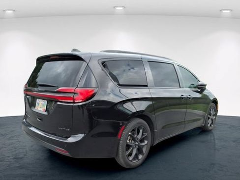 Used 2025 Chrysler Pacifica Limited FWD image 13