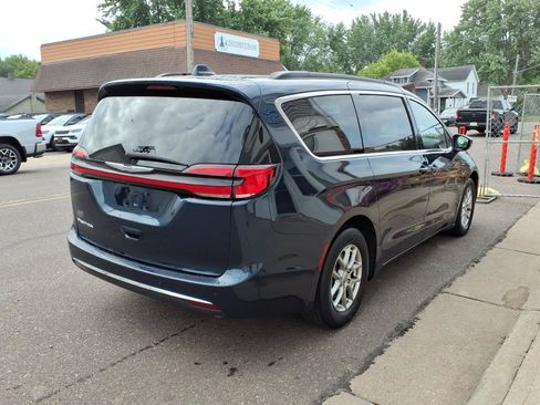 Used 2022 Chrysler Pacifica Touring FWD image 6