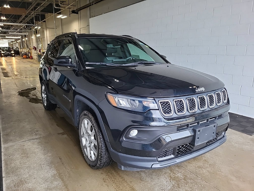 Used 2023 Jeep Compass Latitude AWD/4WD image 3