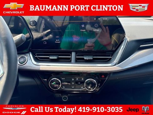 Used 2025 Chevrolet Trax ACTIV w/ Sunroof Package FWD image 19