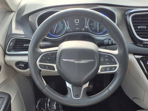 Used 2023 Chrysler Pacifica Touring-L FWD image 14