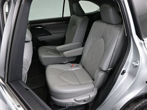 Used 2022 Toyota Highlander Platinum image 27