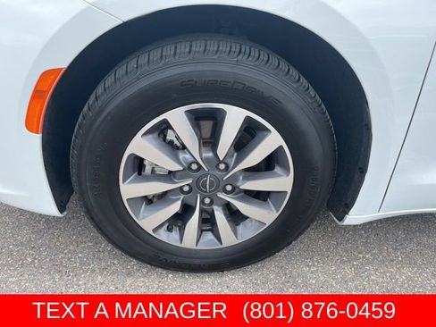 Used 2024 Chrysler Pacifica Limited FWD image 9