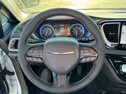 New 2026 Chrysler Pacifica Select image 14