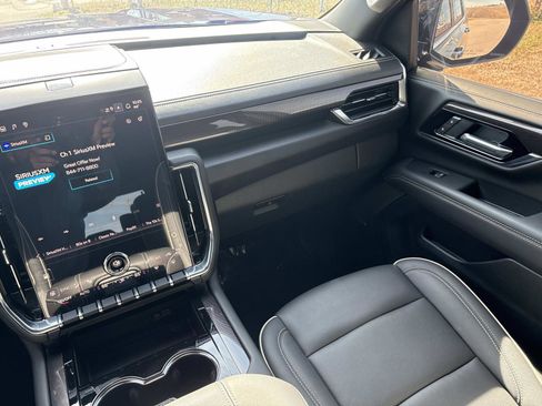 Used 2025 GMC Yukon Elevation image 28