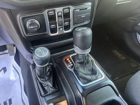 Used 2025 Jeep Wrangler Unlimited Sahara AWD/4WD image 16