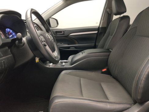 Used 2019 Toyota Highlander Plus FWD image 17