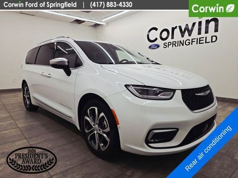Used 2026 Chrysler Pacifica Pinnacle w/ Trailer Tow Group FWD image 6