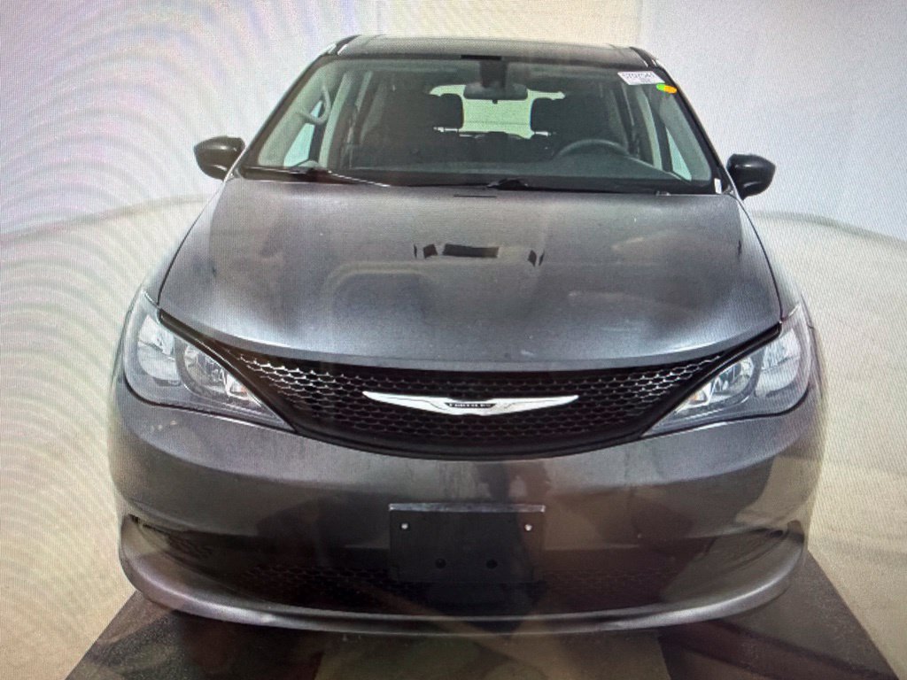 Used 2022 Chrysler Voyager LX FWD image 2