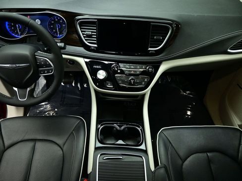 Used 2022 Chrysler Pacifica Limited image 6