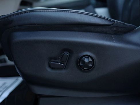 Used 2019 Chrysler Pacifica Limited FWD image 12